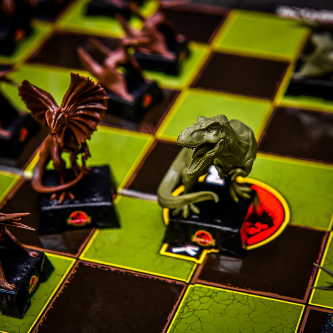 Jurassic Park Chess Set Dinosaurs - Šachy Jurský park