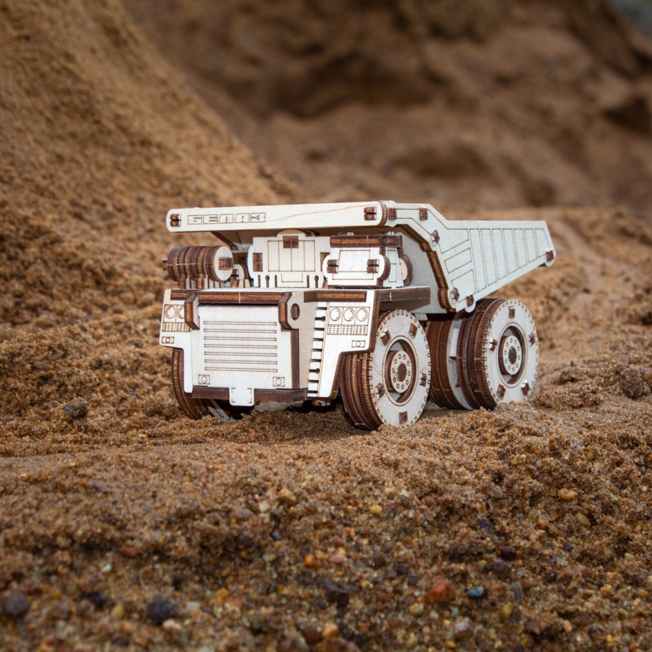 Dřevěný 3D model Belaz Mini