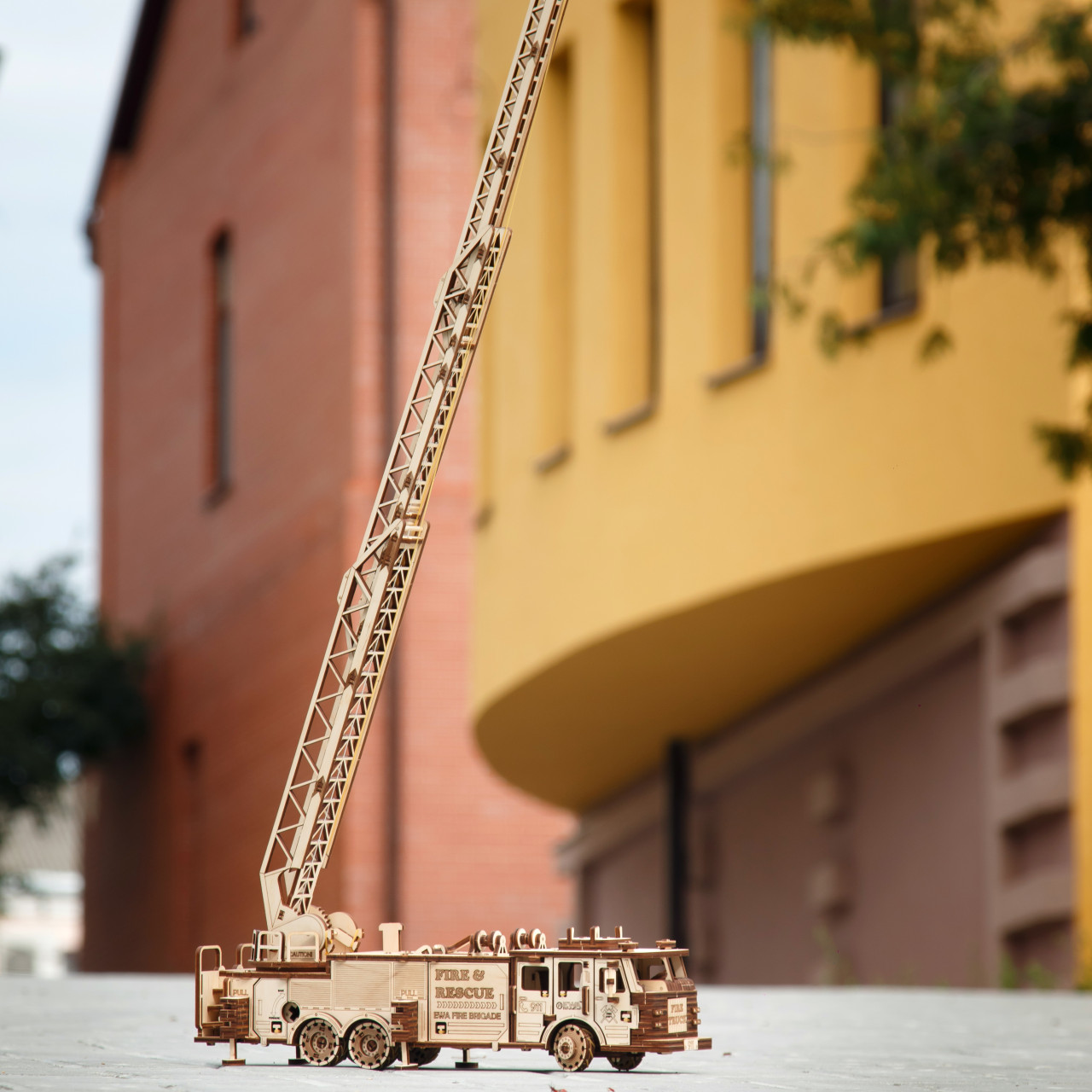 Dřevěný skládací model - hasičský vůz
