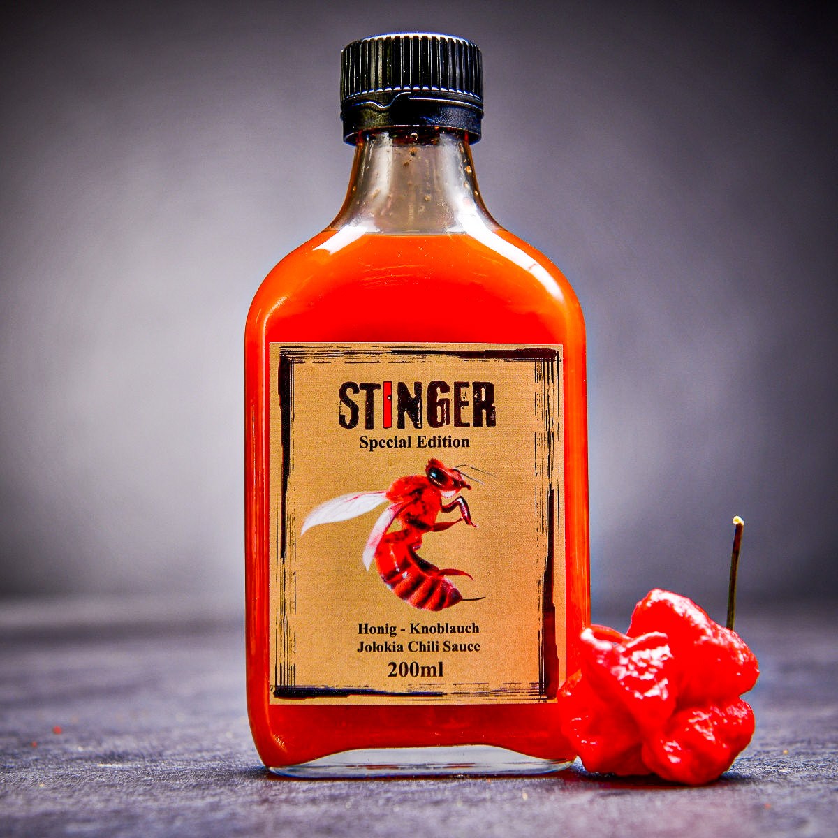 Extra pálivá omáčka Stinger s papričkou Bhut Jolokia 200 ml