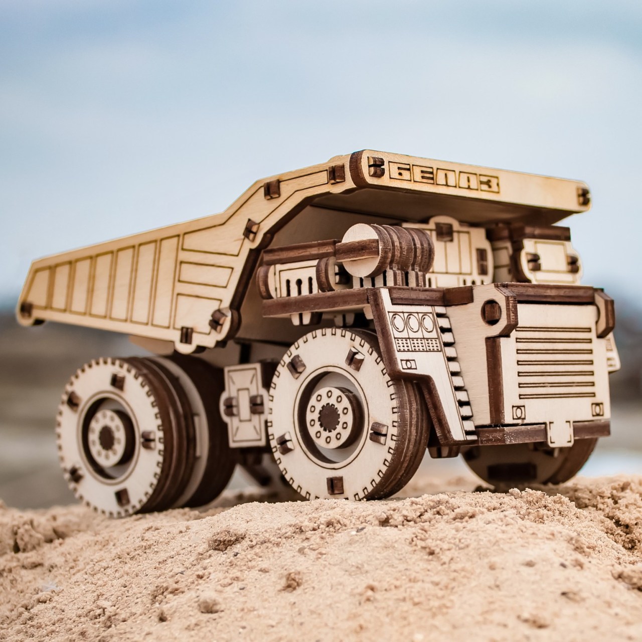 Dřevěný 3D model Belaz Mini