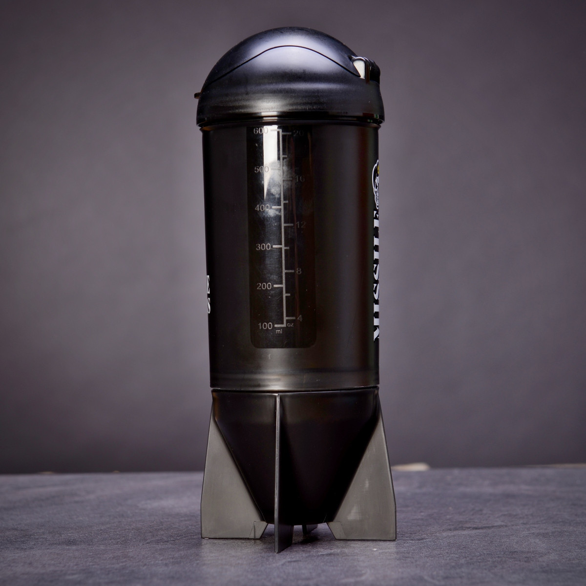 Stylový shaker ve tvaru řízené střely 600 ml