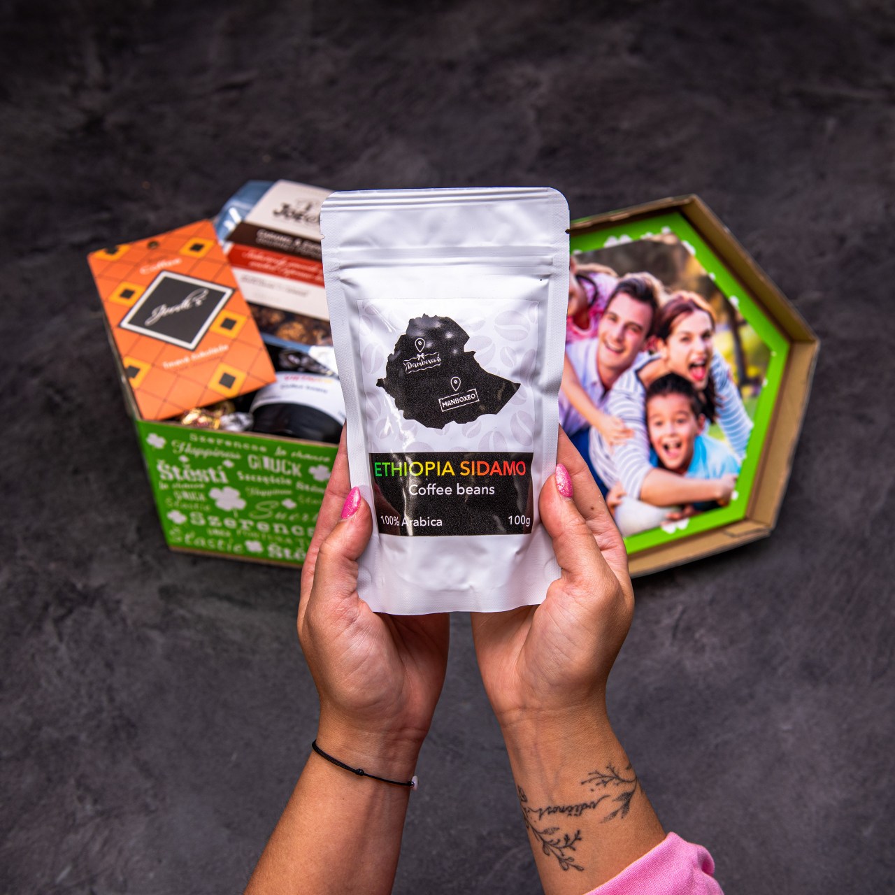 Hexagon plný prémiové kávy XXL -  Fotbalový