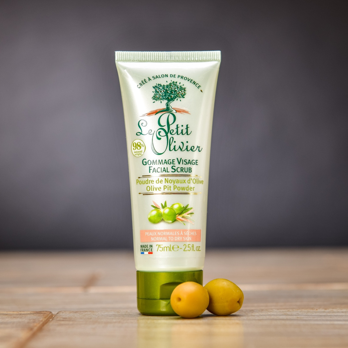 Jemný pleťový peeling Le Petit Olivier s olivovým olejem 75 ml