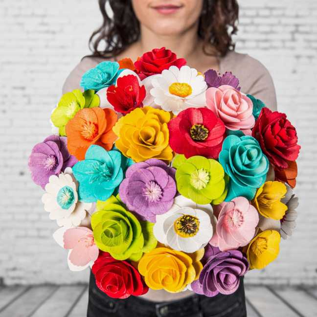 Großer duftender Blumenstrauß aus Holz voller Farben 