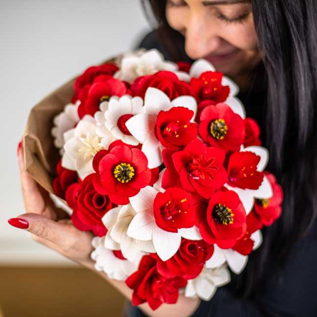 Großer duftender Blumenstrauß aus Holz in Rot