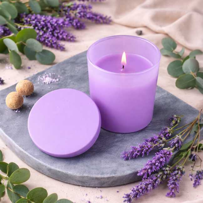 Violette Duftkerze in der Box 130 g – LAVENDEL & EUKALYPTUS